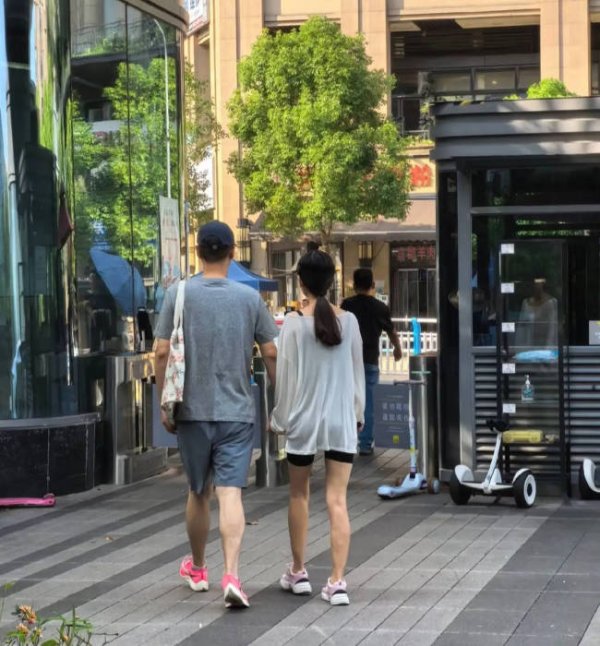 配资炒股平台 任重孙骁骁一起逛街 两人全程牵手感情甜蜜