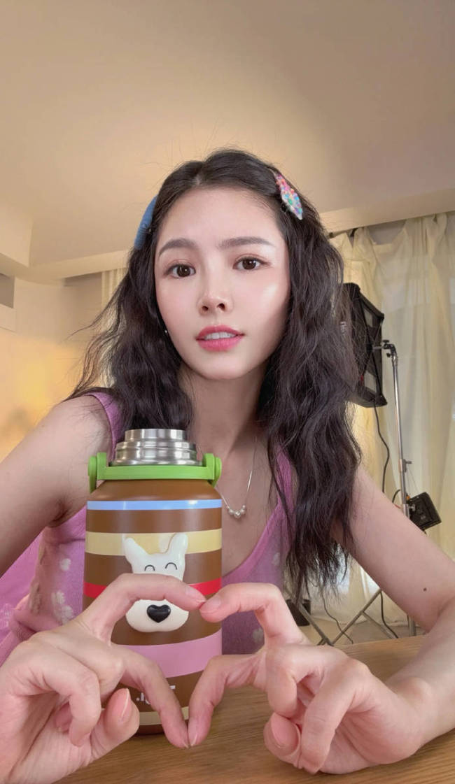 王灿穿粉色吊带上衣自拍心情好！戴可爱发卡超甜美