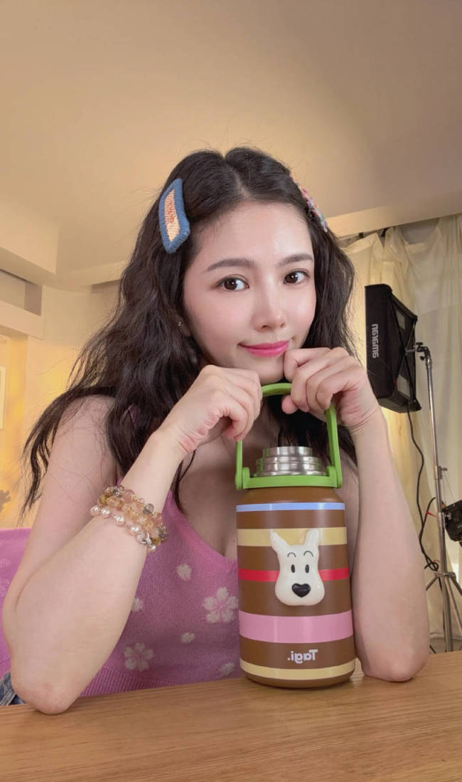 王灿穿粉色吊带上衣自拍心情好！戴可爱发卡超甜美