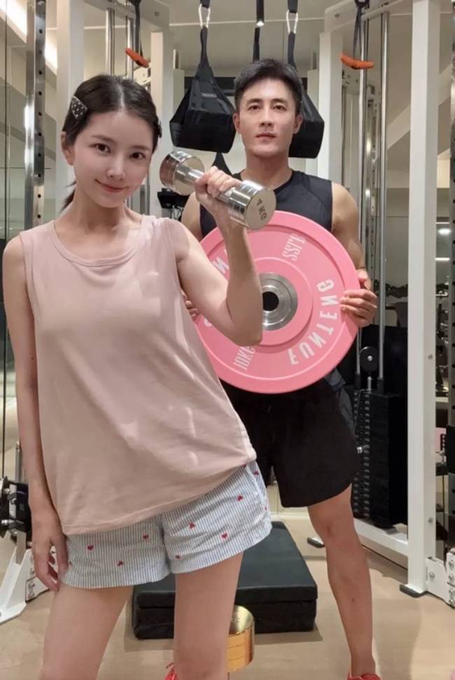 王灿穿粉色吊带上衣自拍心情好！戴可爱发卡超甜美